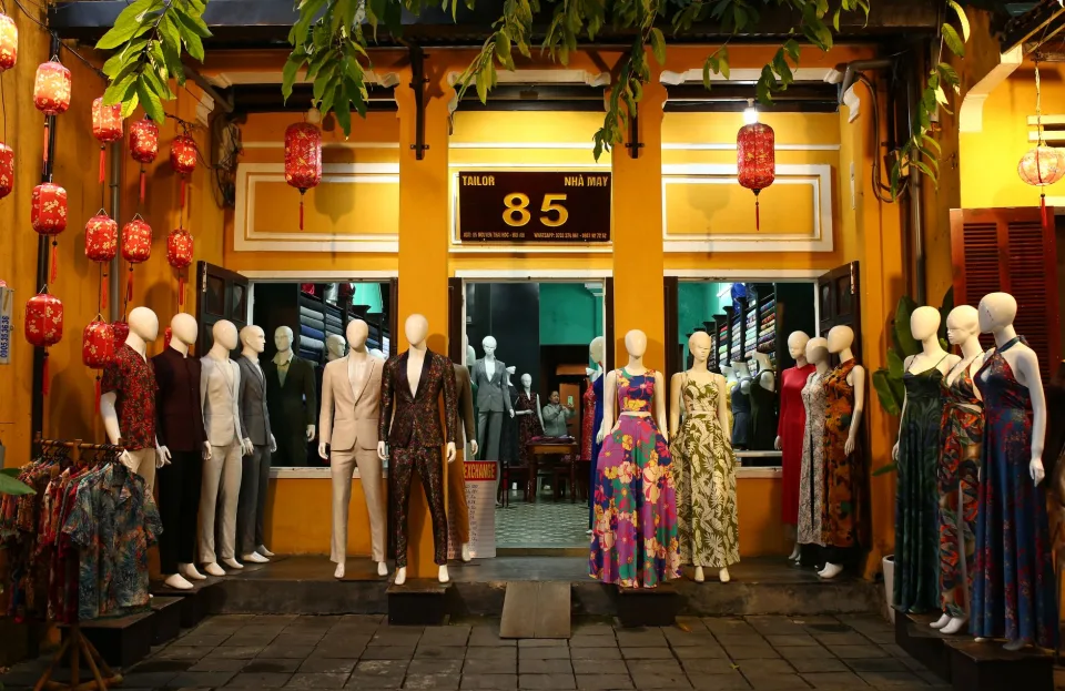 Khu trưng bày áo nữ